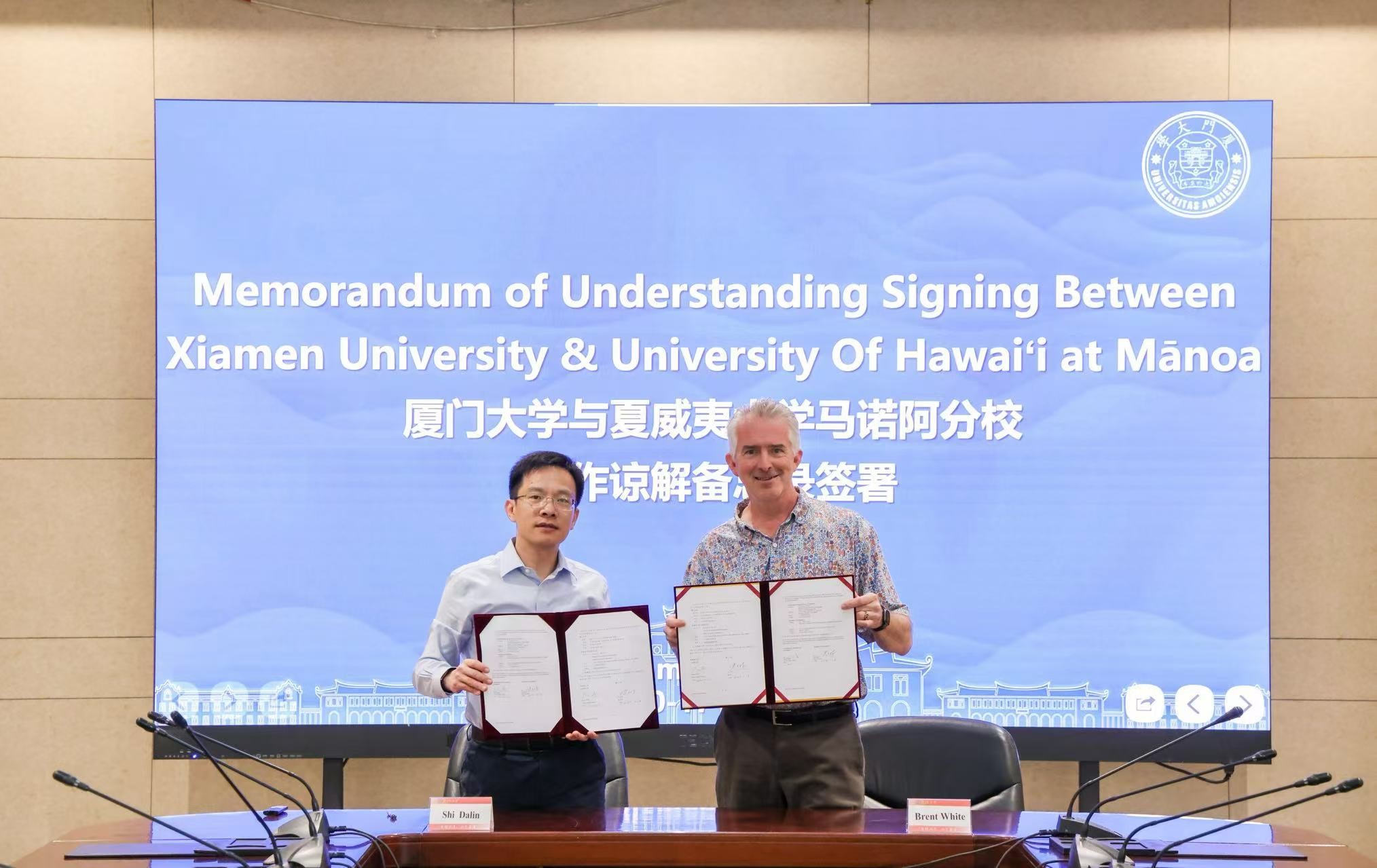 夏威夷大学签约照片.jpg